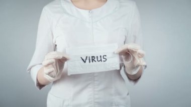 Salgın sırasında tıbbi maske gösteren bir kadın videosu.