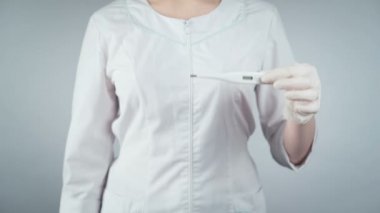 Doktorun tıbbi termometreyi tuttuğu video.