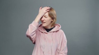 Pembe kazaklı deli kadının facepalm jestli videosu.