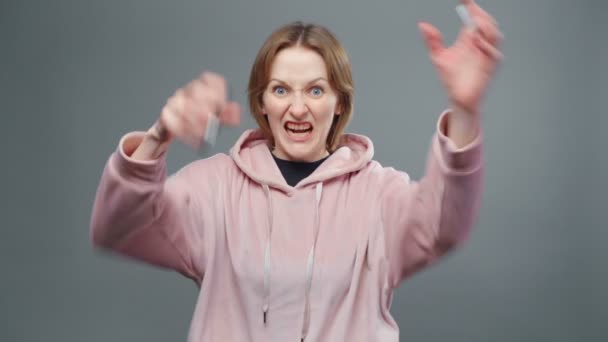 Видео безумной женщины в розовой толстовке — стоковое видео