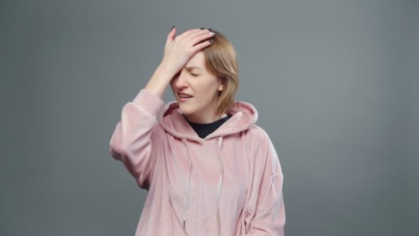 Video von verrückter Frau in rosa Sweatshirt mit Facepalm-Geste — Stockvideo