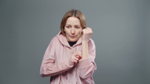 Vídeo de jovem mulher em camisola rosa com frio — Vídeo de Stock