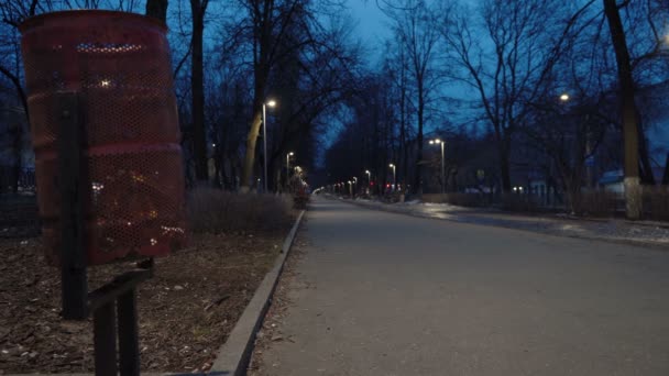 İlkbaharın başlarındaki video kasvetli sokak — Stok video