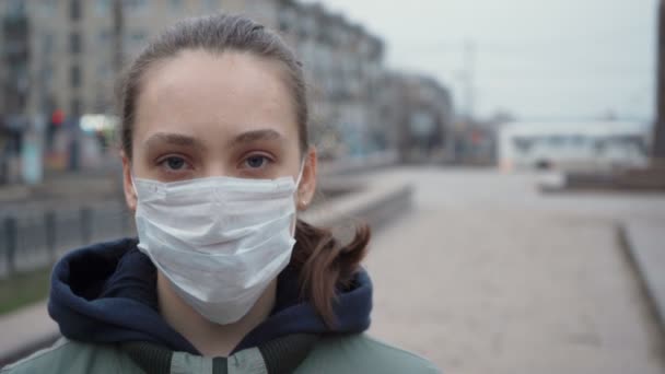 Video jong meisje tijdens quarantaine in lege stad — Stockvideo