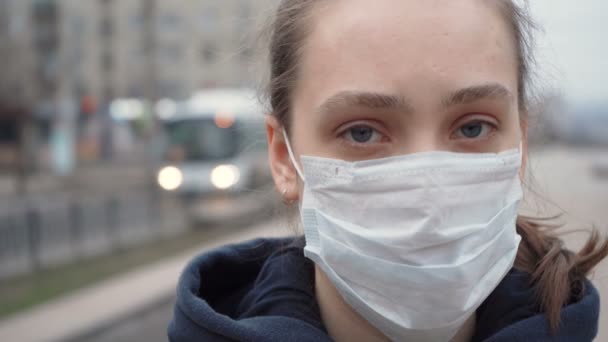 Filmagem de uma jovem durante a quarentena em cidade vazia — Vídeo de Stock