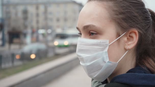 Молодая девушка во время пандемии в пустом городе — стоковое видео