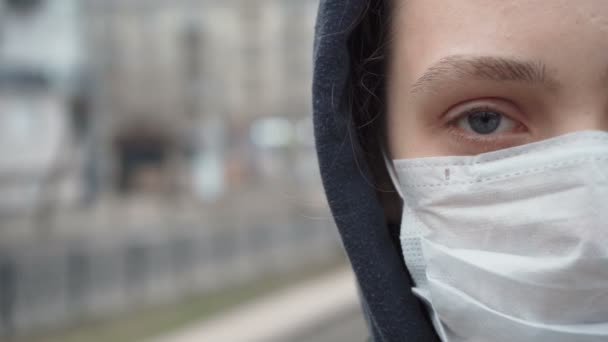 Młoda dziewczyna podczas epidemii w pustym mieście — Wideo stockowe