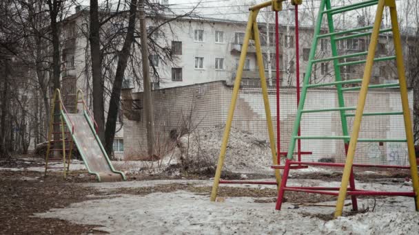 Відео покинутої брудної вулиці з дитячим майданчиком — стокове відео