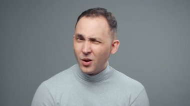 Balıkçı yakalı genç kuşkucu adamın videosu.