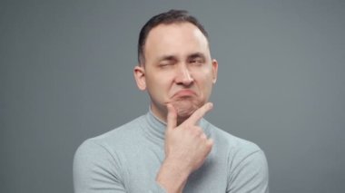 Balıkçı yakalı genç düşünceli adamın videosu.