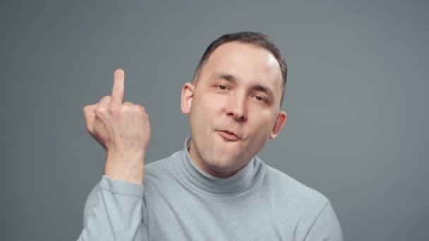 터틀넥의 젊은 남자가 손가락을 보여 주는 비디오 — 비디오