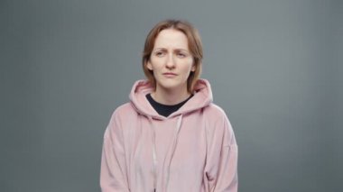 Pembe kazaklı, kafası karışmış genç bir kadının vurulması.