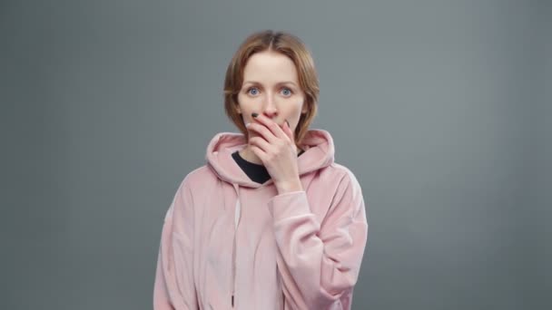 Video von junger verängstigter Frau in rosa Sweatshirt — Stockvideo