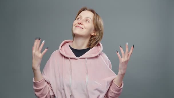 Video von junger Eitelkeit Frau in rosa Sweatshirt — Stockvideo