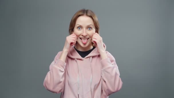 Video van grimmige vrouw in roze sweatshirt — Stockvideo