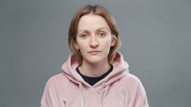 Schieten van jonge freebie vrouw in roze sweatshirt — Stockvideo