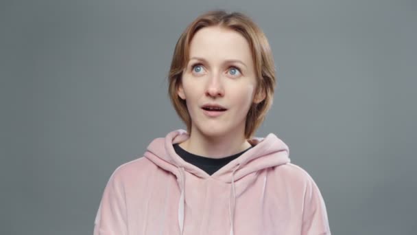 Skott av omtänksam kvinna i rosa tröja — Stockvideo
