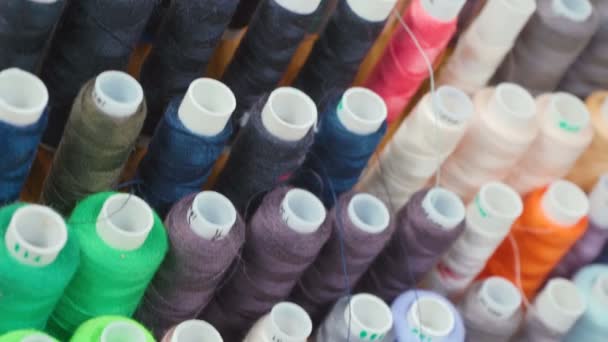 Tir de fils de coton multicolores en atelier — Video