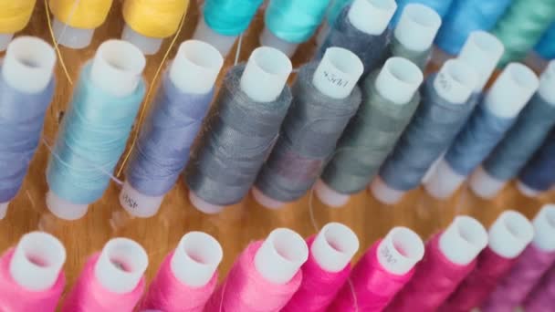 Video de bobinas multicolores de hilos en taller — Vídeo de stock
