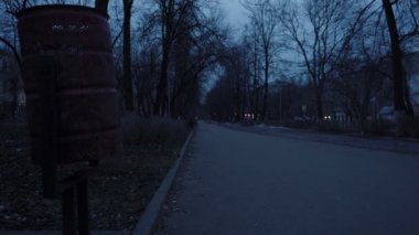 İlkbaharın başında kasvetli bir sokak çekimi