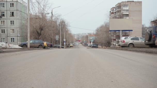 Vídeo triste rua suja durante o início da primavera — Vídeo de Stock