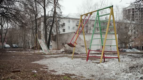 Filmación de calle sucia abandonada con parque infantil — Vídeos de Stock