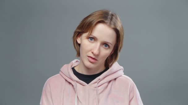 Erschießung einer jungen, müden Frau in rosa Sweatshirt — Stockvideo