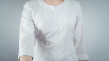 Doktorun elinde aşı ampulü tutarken ki görüntüleri.