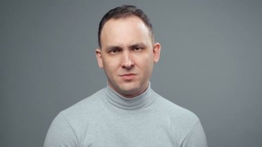 Balıkçı yakalı genç üzgün adam.