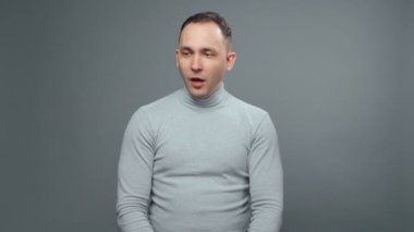 Boğazlı kazaklı geğiren adamın videosu.
