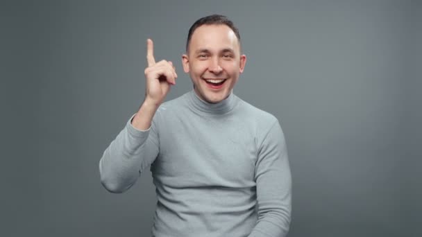 Vídeo de homem feliz em gola alta com ideia — Vídeo de Stock