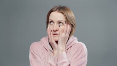 Pembe kazaklı, endişeli bir kadının vurulması.