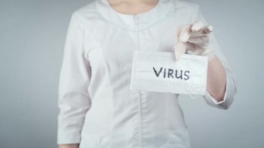 Doktor ve şırınganın aşılı videosu