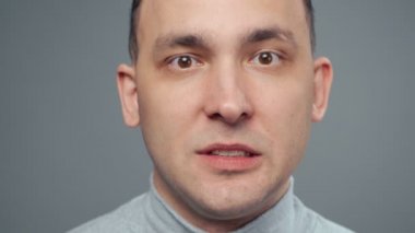 Balıkçı yakalı genç endişeli adamın videosu.