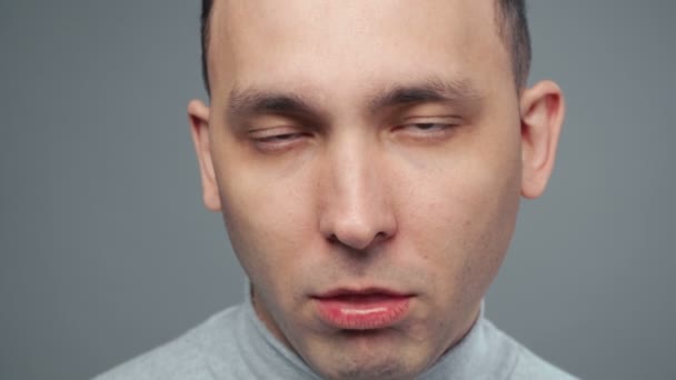 Vídeo de jovem entediado homem em gola alta — Vídeo de Stock
