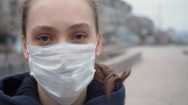 Schieten van jong meisje tijdens quarantaine in lege stad — Stockvideo