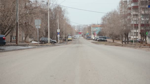 Nagranie ponurej brudnej ulicy wczesną wiosną — Wideo stockowe