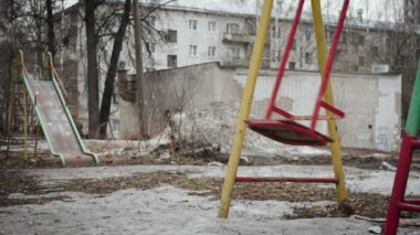 Kirli oyun alanının soyulmuş boyalı görüntüsü