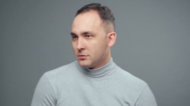 Balıkçı yakalı genç dansçı adamın videosu.