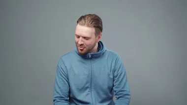 Mavi kazaklı deli sarışın adamın videosu.