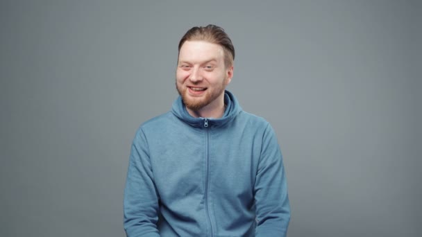 Videó a bólogató szőke férfi kék pulóver — Stock videók
