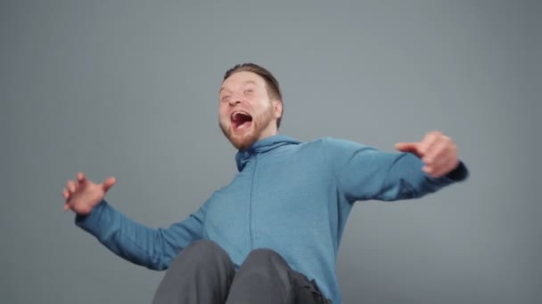 Vídeo de enganando homem loiro em camisola azul — Vídeo de Stock