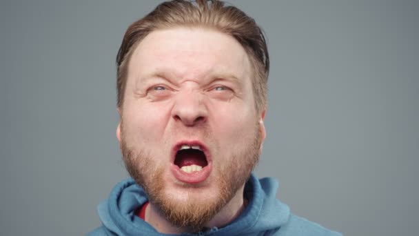 Video de hombre rubio gritando en sudadera azul, retrato — Vídeo de stock