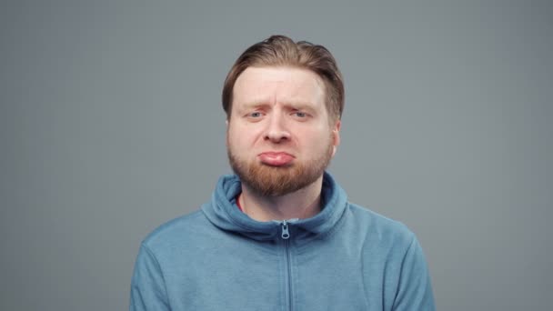 Vídeo de homem ofendido em camisola azul, close-up — Vídeo de Stock