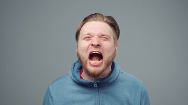 Video de hombre gritando en sudadera azul, primer plano — Vídeo de stock