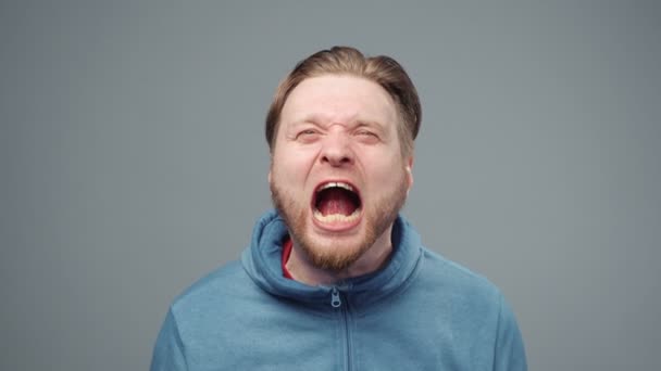 Video de hombre gritando en sudadera azul, primer plano — Vídeos de Stock