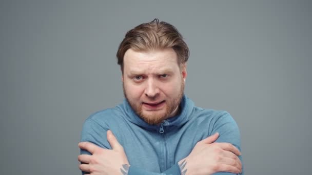 Vídeo de homem frio em camisola azul, close-up — Vídeo de Stock