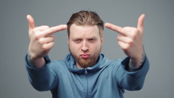 Videó férfi kék pulóver mutatja középső ujj, közelről — Stock videók