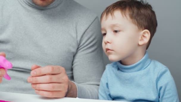 Tiro de papá e hijo escultura en plastilina — Vídeos de Stock