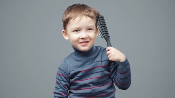 Video di piccolo ragazzo di quattro anni con spazzola per capelli — Video Stock